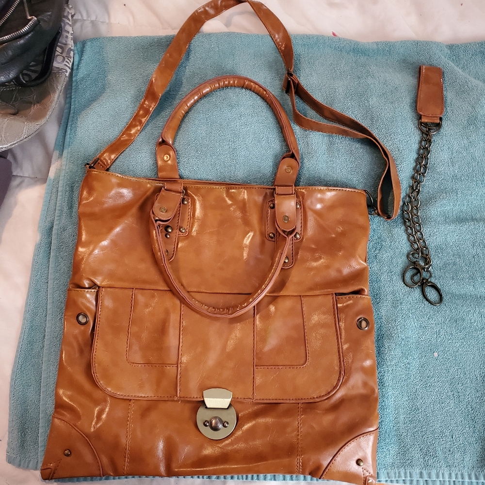Purse . . Big and roomy . . Its used but n good condition